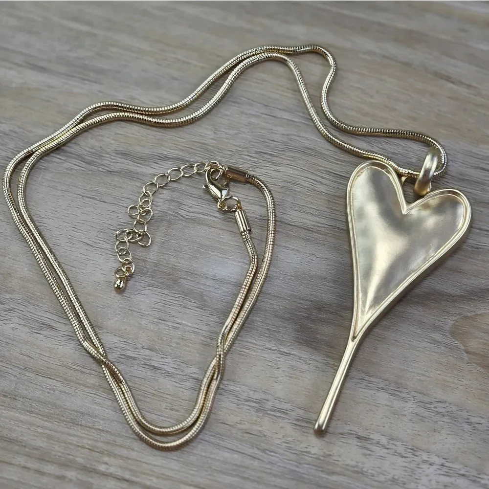 ☔️🔸️NIB Matte Gold Metal Heart Pendant Long Necklace